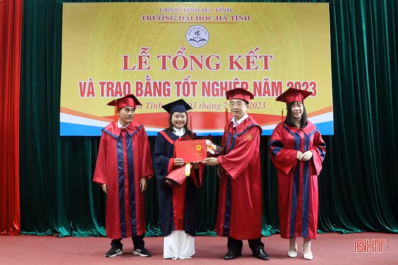 Trường Đại học Hà Tĩnh trao bằng tốt nghiệp cho 139 sinh viên