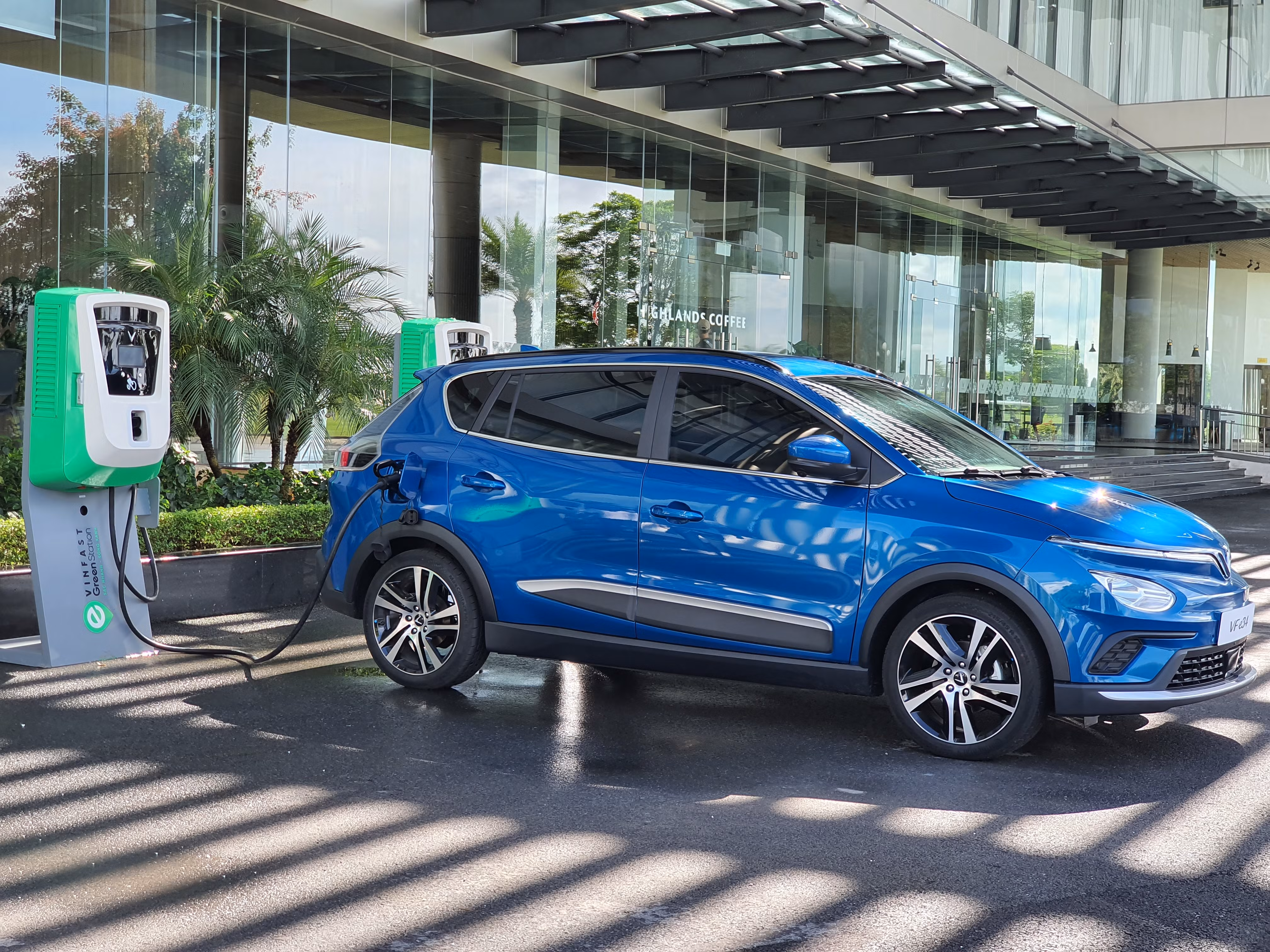 Ôtô điện VinFast VF e34 xuất hiện “bằng da bằng thịt”