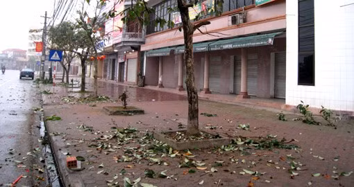 Quang cảnh tan hoang trên đường phố sáng mồng 1 têt.