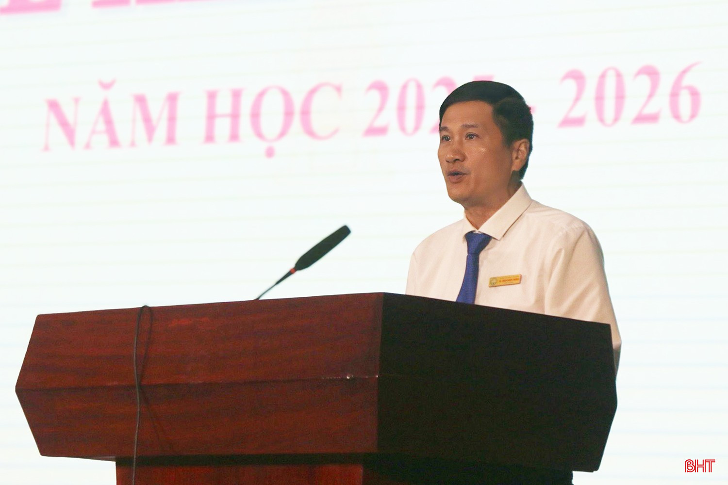 Tiến sĩ Trần Chiến Thắng - Hiệu trưởng Trường Cao đẳng Y tế Hà Tĩnh trình bày diễn văn khai giảng năm học 2025-2026.