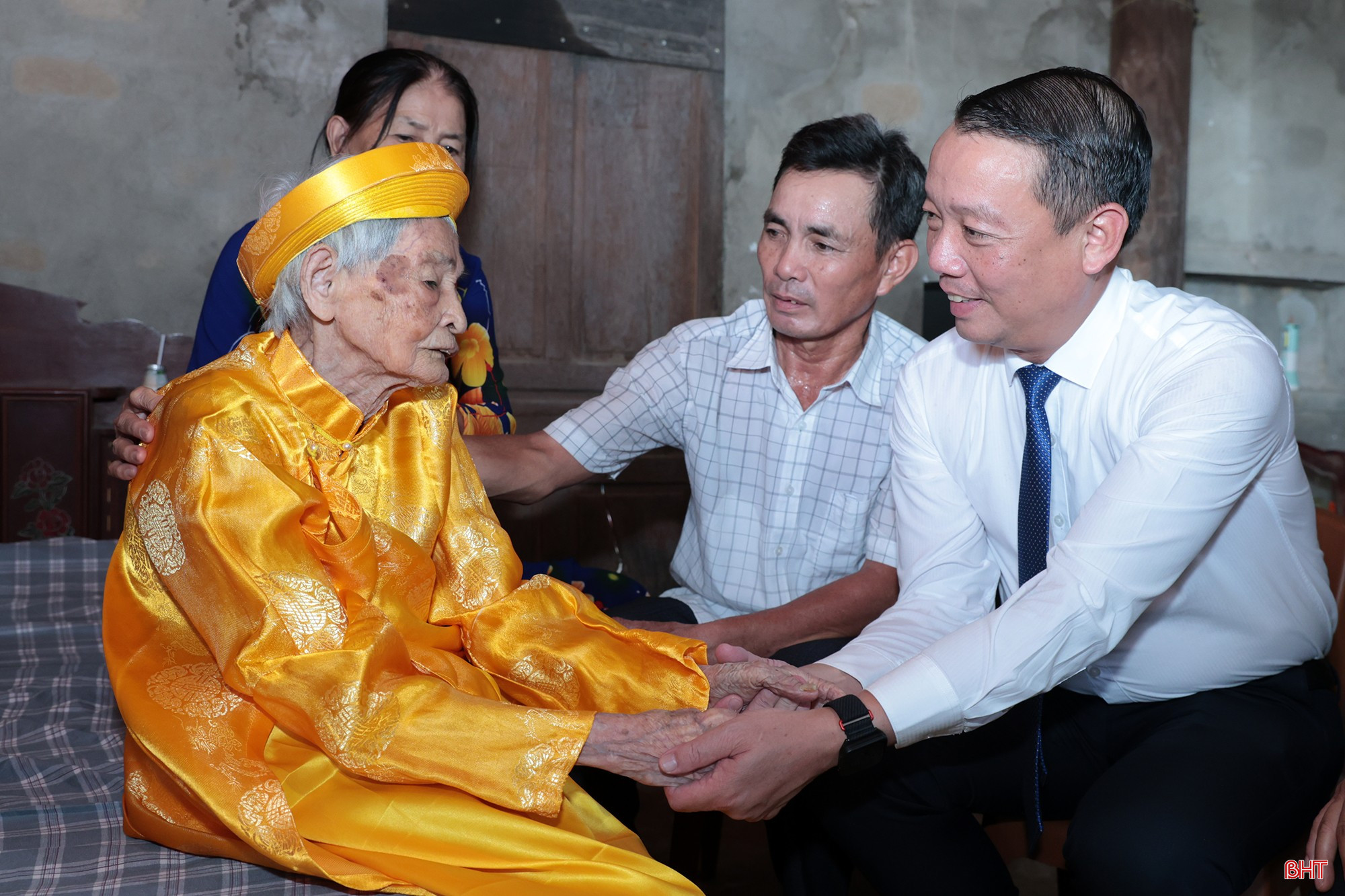 bqbht_br_trao-huy-hieu-80-nam-tuoi-dang-3b.jpg