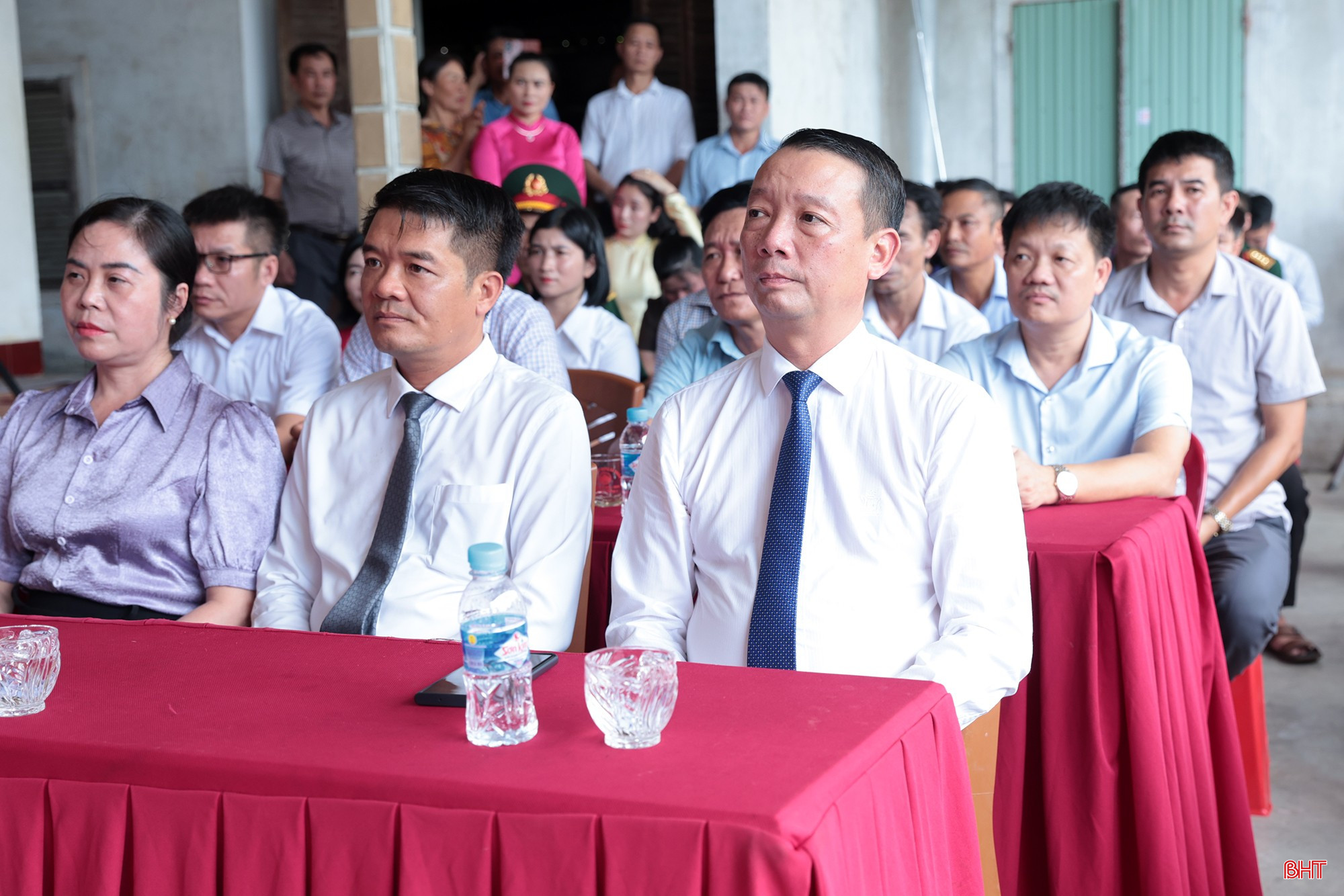 bqbht_br_trao-huy-hieu-80-nam-tuoi-dang-4ca.jpg