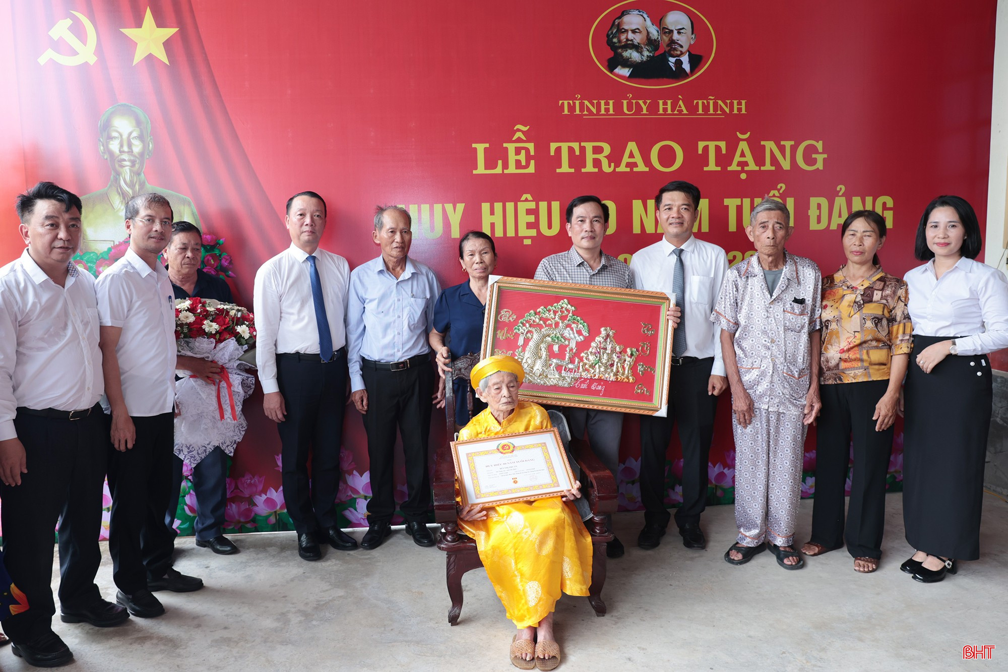 bqbht_br_trao-huy-hieu-80-nam-tuoi-dang-3.jpg