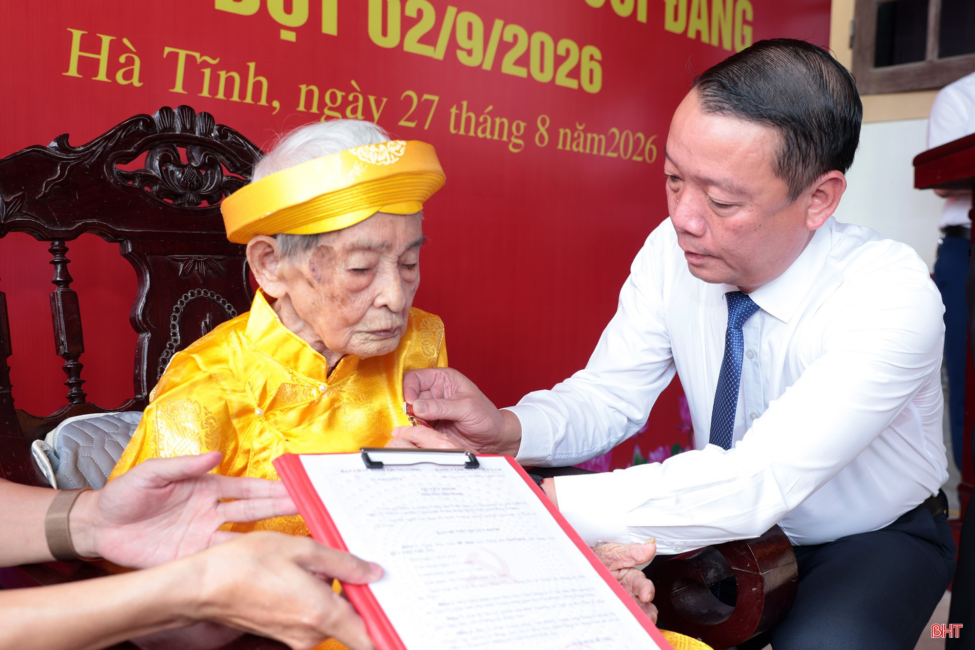 bqbht_br_trao-huy-hieu-80-nam-tuoi-dang-4c.jpg
