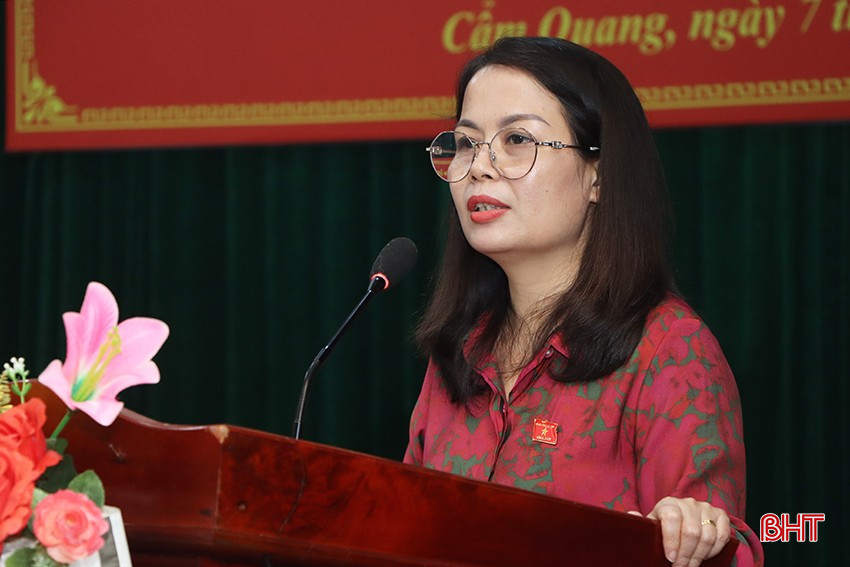 Tổ trưởng Tổ đại biểu HĐND tỉnh bầu tại huyện Cẩm Xuyên Hà Thị Việt Ánh tiếp thu, giải trình các vấn đề cử tri quan tâm.