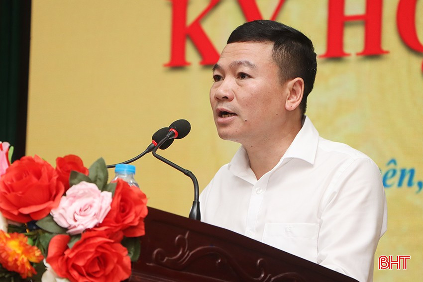 Trưởng phòng Nội vụ huyện Cẩm Xuyên Hoàng Văn Chương báo cáo các nội dung về chủ trương sắp xếp đơn vị hành chính cấp xã năm 2025.