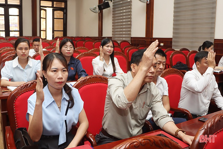 Đại biểu biểu quyết thông qua các nghị quyết.