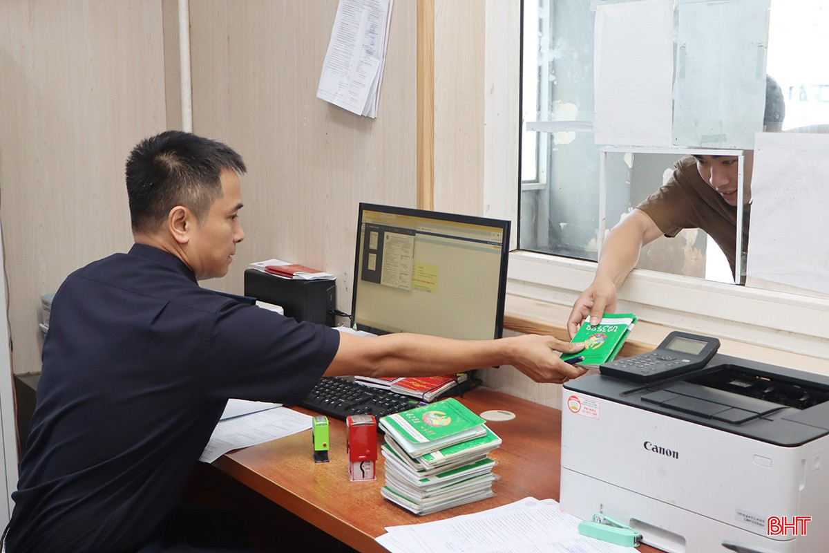 Giải quyết thủ tục hành chính cho doanh nghiệp xuất nhập khẩu qua Hải quan Cửa khẩu quốc tế Cầu Treo (Hà Tĩnh).