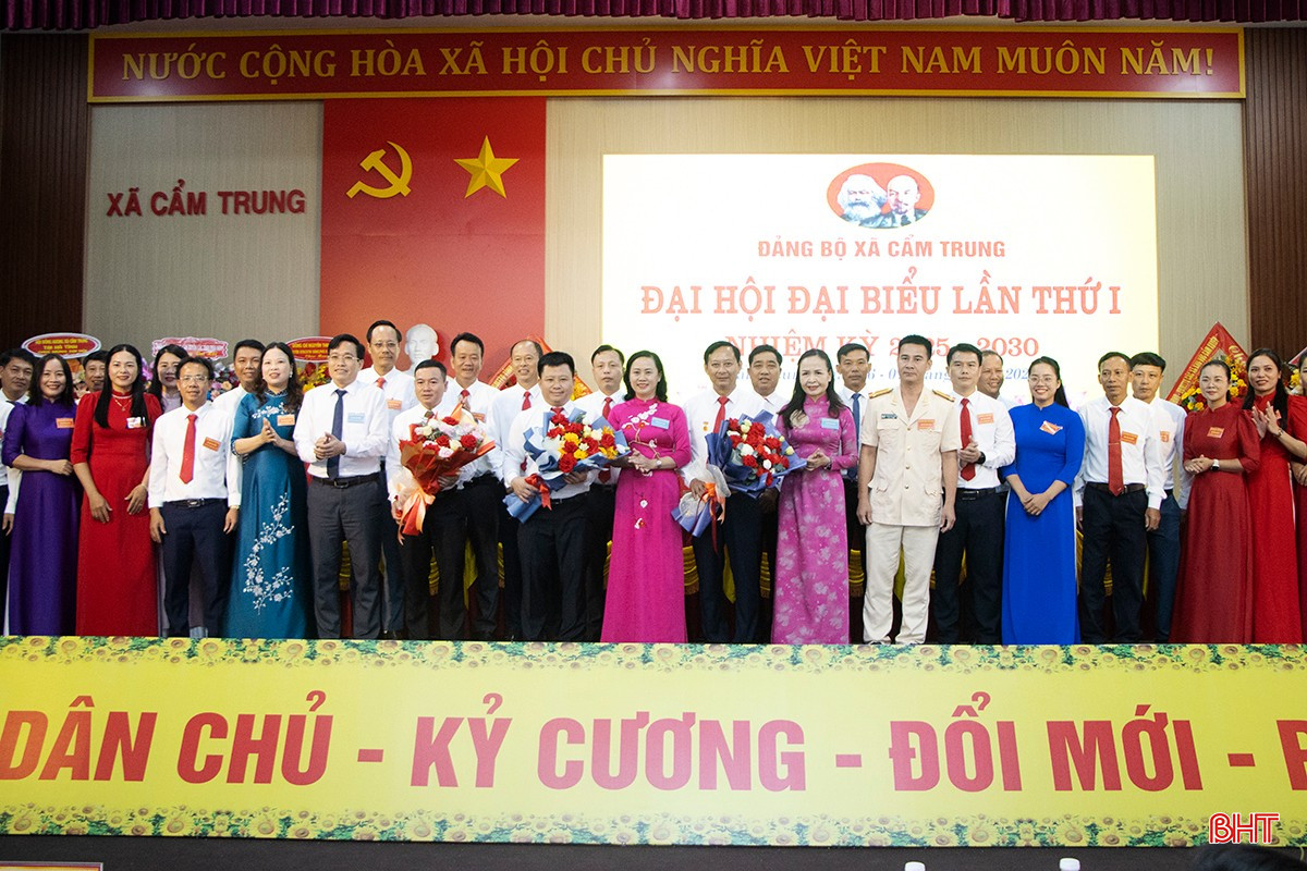 Lãnh đạo tỉnh tặng hoa chúc mừng Ban Chấp hành Đảng bộ xã Cẩm Trung.