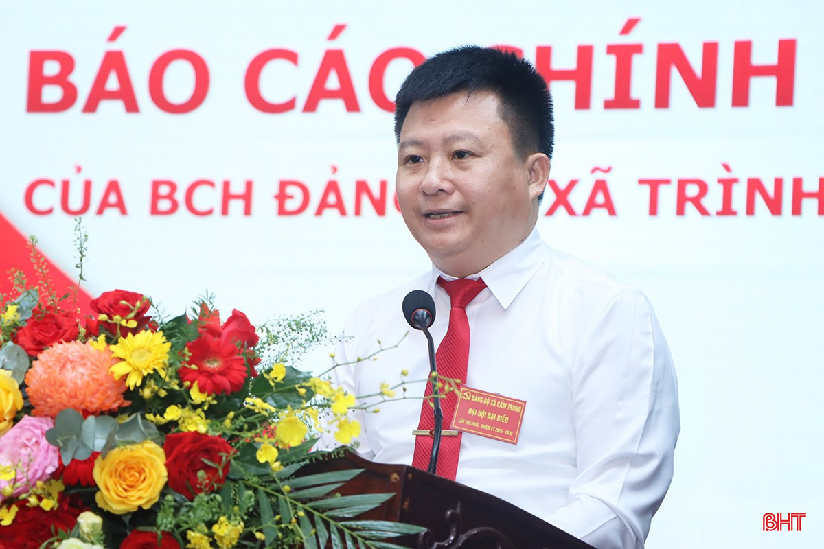 Bí thư Đảng ủy - Chủ tịch HĐND xã Cẩm Trung Phạm Hoàng Anh trình bày dự thảo báo cáo chính trị.