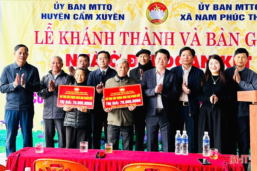 Lãnh đạo huyện Cẩm Xuyên bàn giao nhà đại đoàn kết cho bà Nguyễn Thị Từ và ông Nguyễn Văn Khuê (thôn Vĩnh Phúc, xã Nam Phúc Thăng).