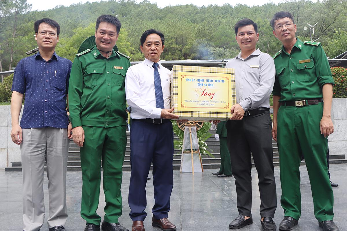 ... và tặng quà cho Ban Quản lý Khu di tích Ngã ba Đồng Lộc.