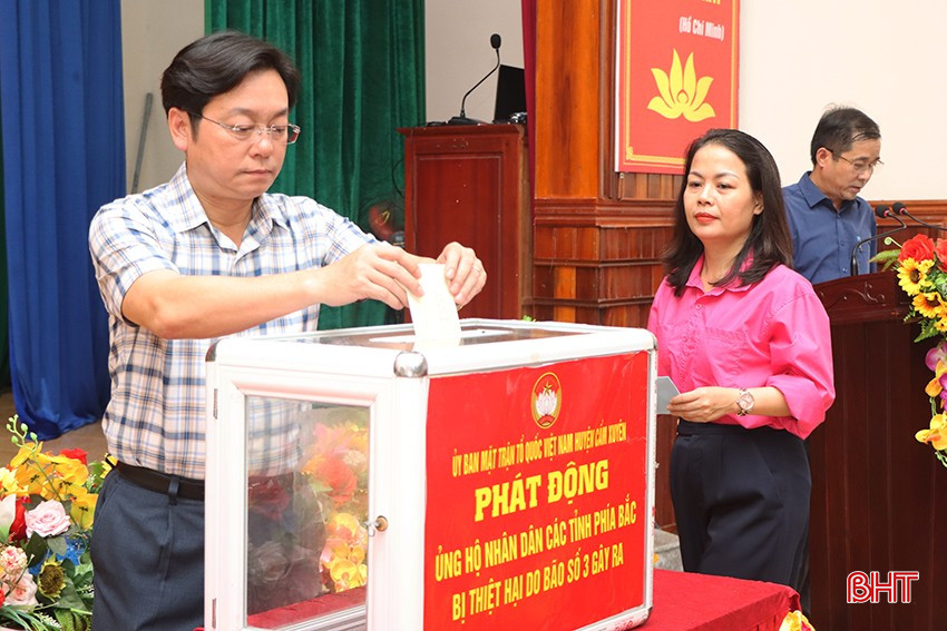 Lãnh đạo huyện Cẩm Xuyên quyên góp, ủng hộ Nhân dân các tỉnh phía Bắc bị thiệt hại do bão số 3.