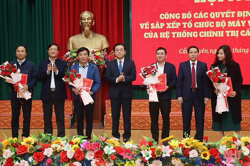 Lãnh đạo huyện Cẩm Xuyên trao quyết định điều động, bổ nhiệm cán bộ cho lãnh đạo Phòng Nội vụ huyện...
