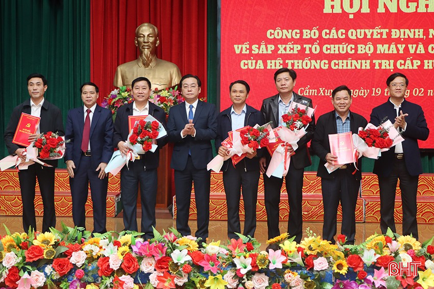 BTV Huyện ủy Cẩm Xuyên trao quyết định bổ nhiệm cán bộ lãnh đạo Ban Tuyên giáo và Dân vận Huyện ủy Cẩm Xuyên.