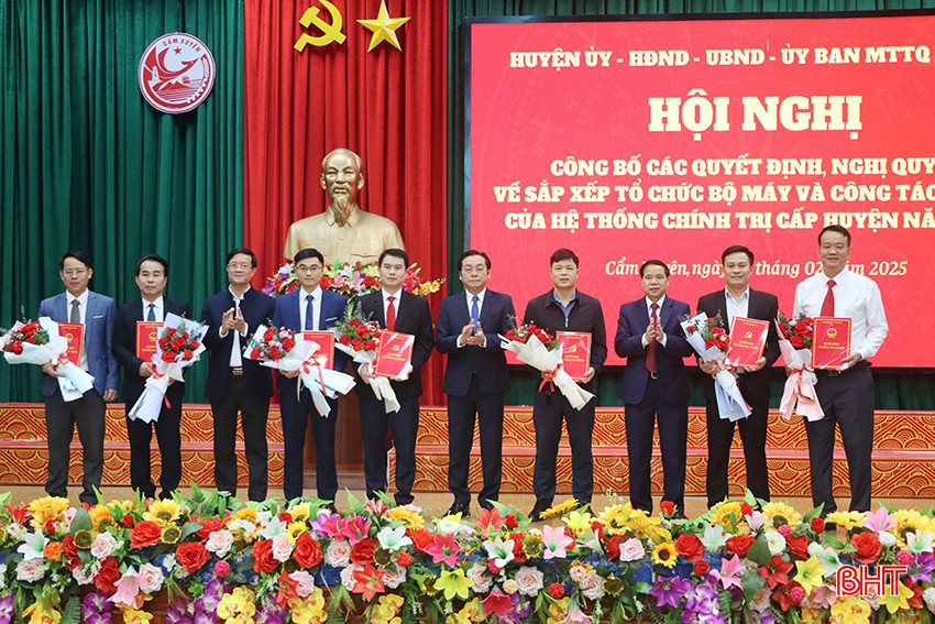 BTV Huyện ủy Cẩm Xuyên trao các quyết định luân chuyển cán bộ cấp huyện.