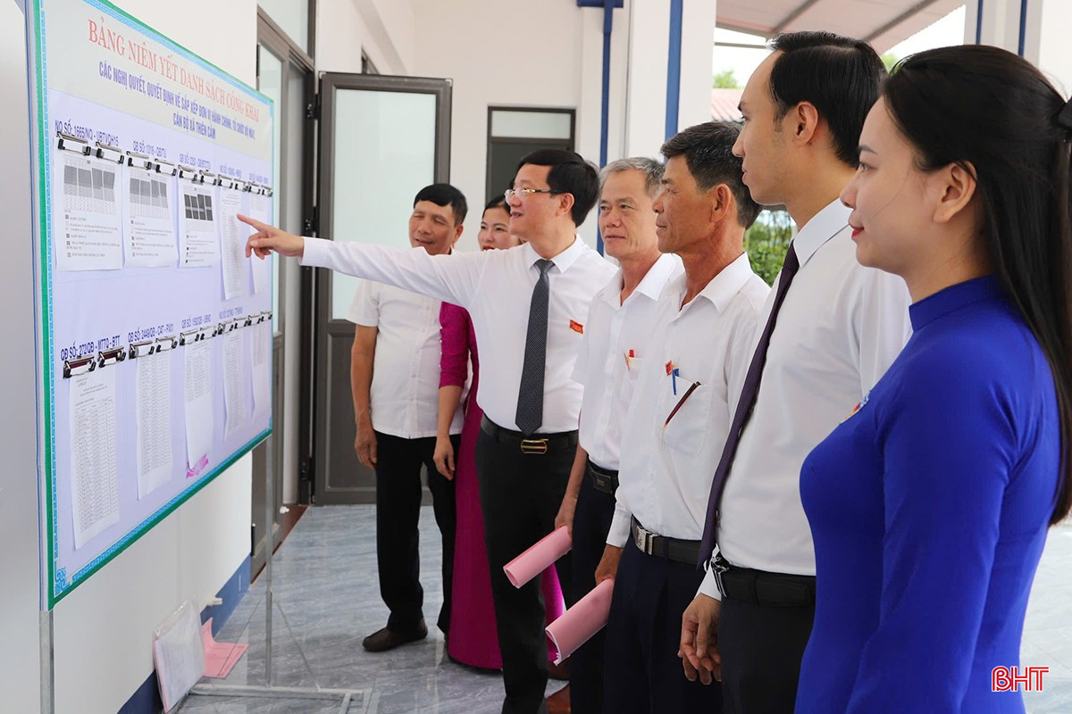 Trước khi bước vào Kỳ họp HĐND xã lần thứ nhất, đại biểu HĐND xã Thiên Cầm cùng nhau nghiên cứu các văn bản, nghị quyết, quyết định về sắp xếp đơn vị hành chính mới.