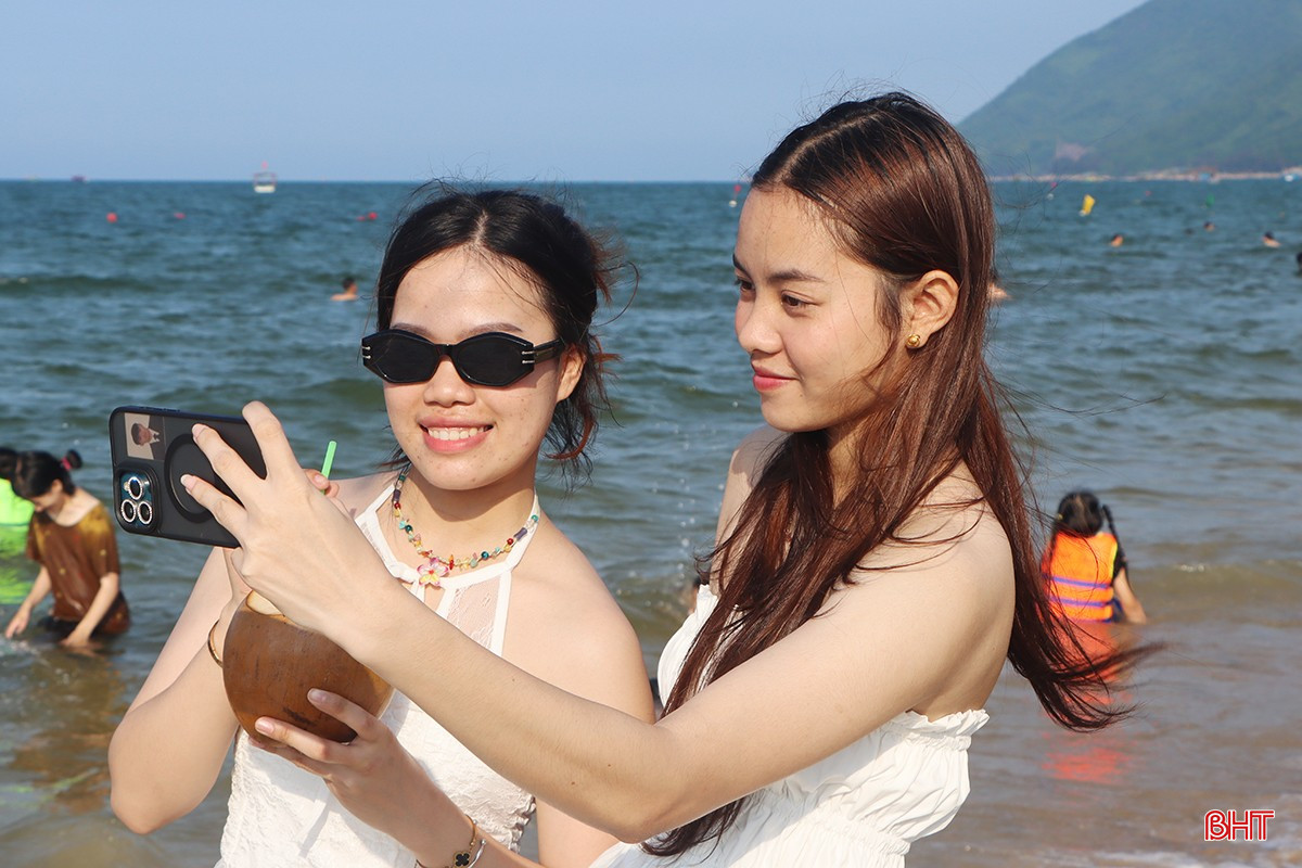 Hai du học sinh người Lào hào hứng khi lần đầu tiên khám phá bãi biển Thiên Cầm.