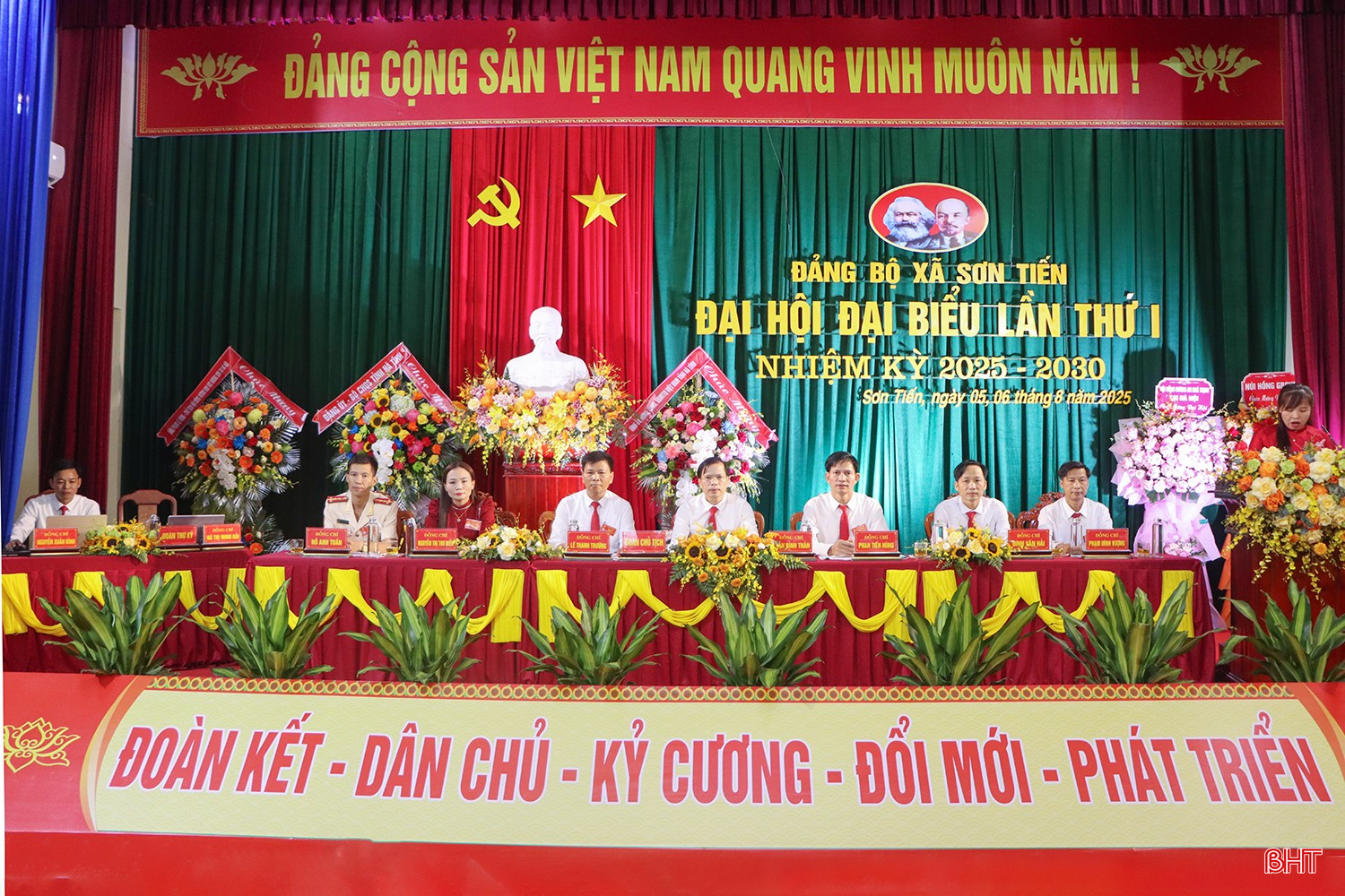 Đoàn chủ tịch điều hành đại hội.