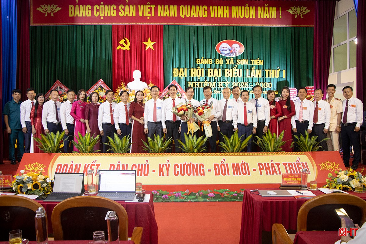 Lãnh đạo các ban, sở, ngành tặng hoa chúc mừng Ban Chấp hành Đảng bộ xã Sơn Tiến.