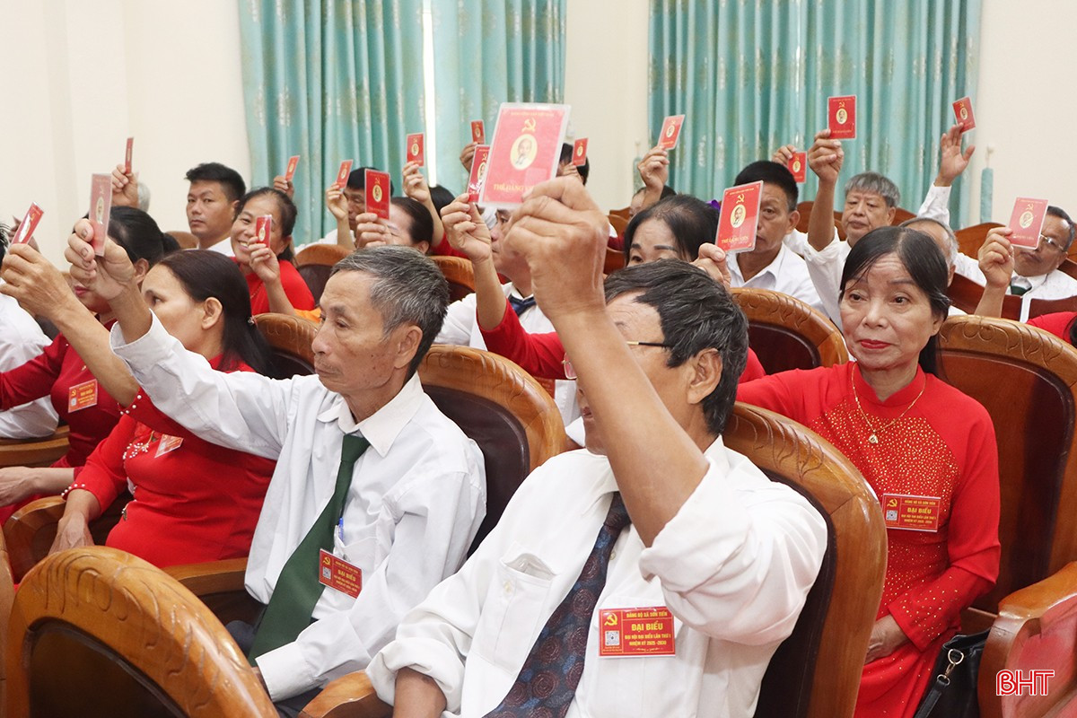 Đại biểu biểu quyết thông qua nghị quyết đại hội.