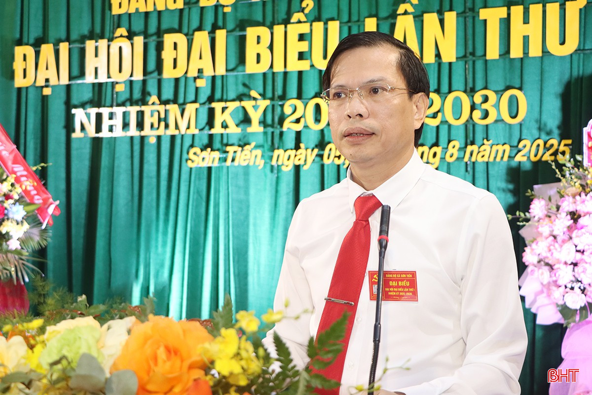 Bí thư Đảng ủy - Chủ tịch HĐND xã Sơn Tiến Trần Bình Thân trình bày dự thảo báo cáo chính trị.