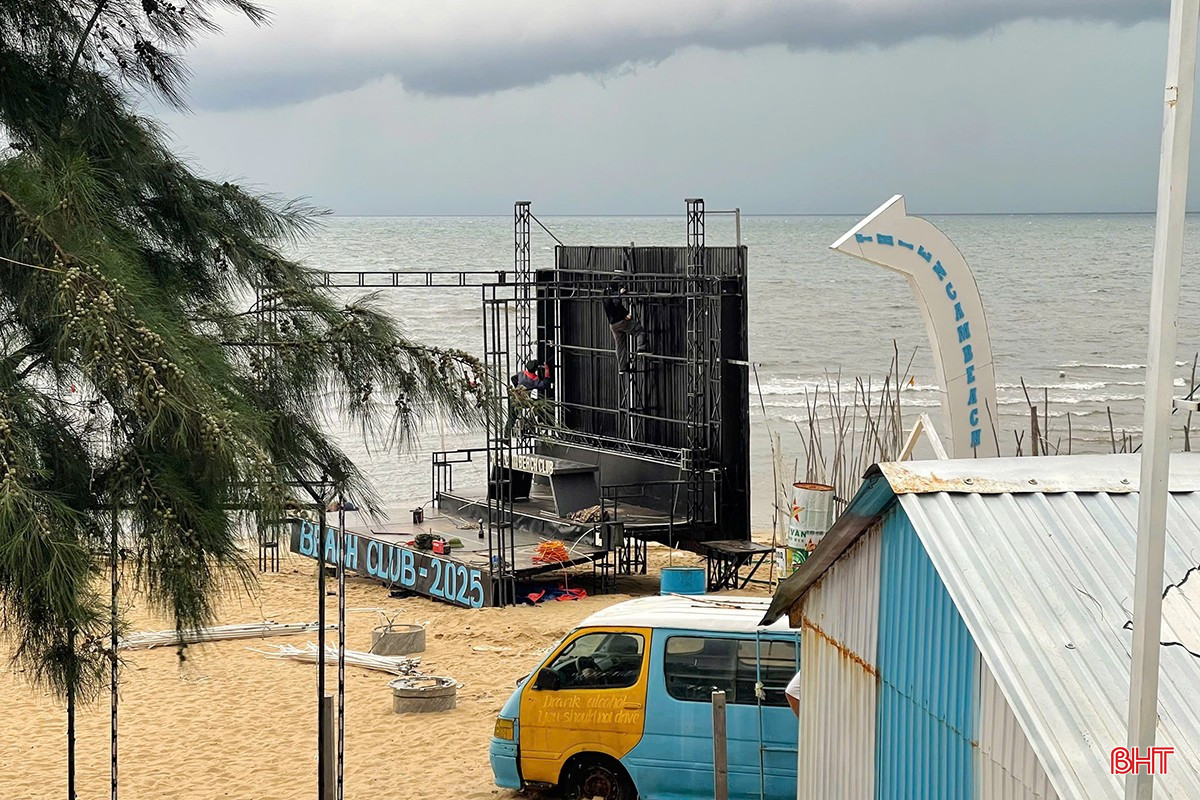 Beach Clup Thiên Cầm chủ động tháo dỡ sân khấu dọc bãi biển để chống bão số 5.