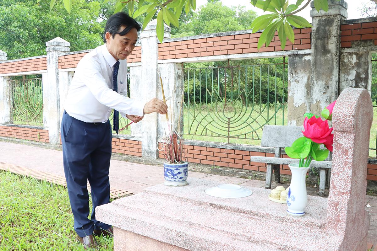 Phó Bí thư Thường trực Tỉnh ủy Trần Thế Dũng dâng hương lên phần mộ các anh hùng liệt sĩ tại Nghĩa trang liệt sĩ Núi Nài.