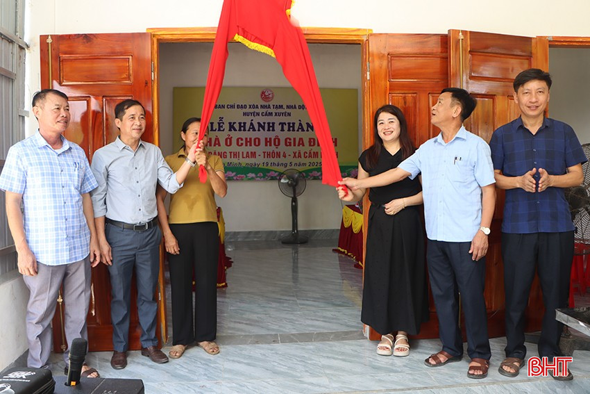 Cắt băng khánh thành nhà đại đoàn kết cho bà Đặng Thị Lam ở xã Cẩm Minh.