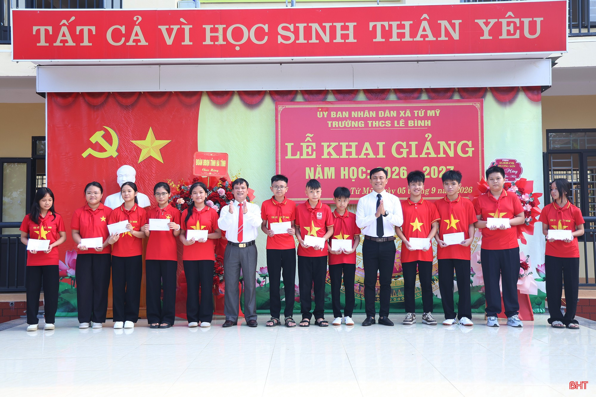 Trường THCS Lê Bình tặng quà cho học sinh đạt thành tích xuất sắc trong các kỳ thi học sinh giỏi năm học 2025 - 2026.