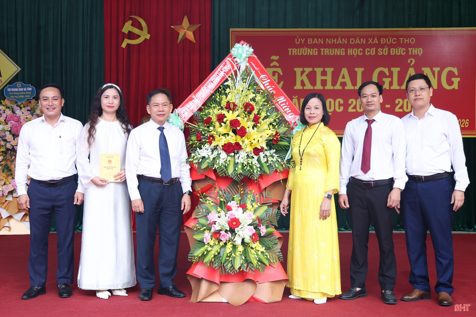 Dịp này, đồng chí Trần Đình Gia - Phó Trưởng đoàn chuyên trách Đoàn ĐBQH tỉnh Hà Tĩnh đã đến chúc mừng khai giảng tại Trường THCS Đức Thọ (xã Đức Thọ).