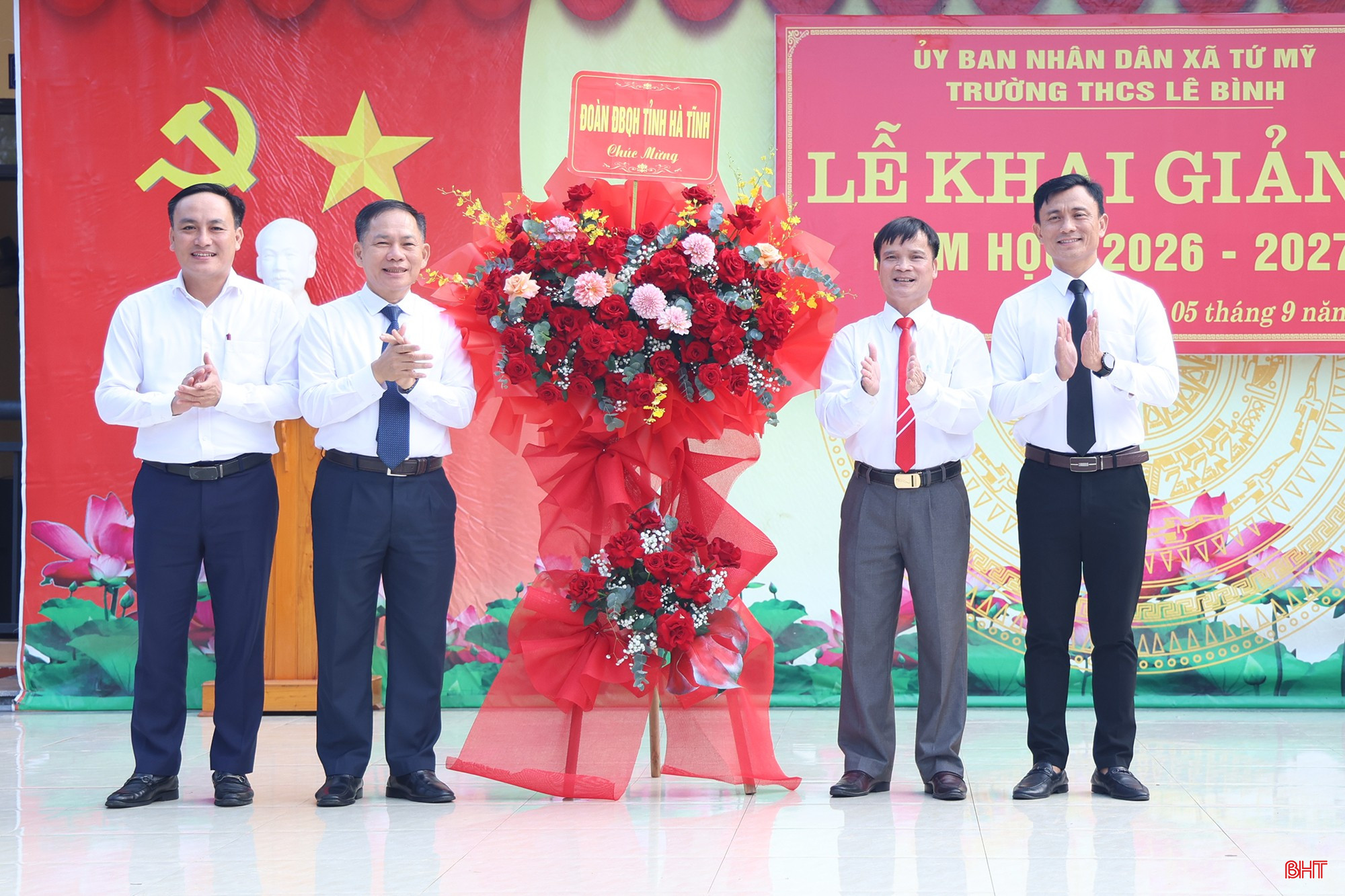 Đồng chí Trần Đình Gia - Phó Trưởng đoàn chuyên trách Đoàn ĐBQH tỉnh Hà Tĩnh tặng hoa chúc mừng Trường THCS Lê Bình.