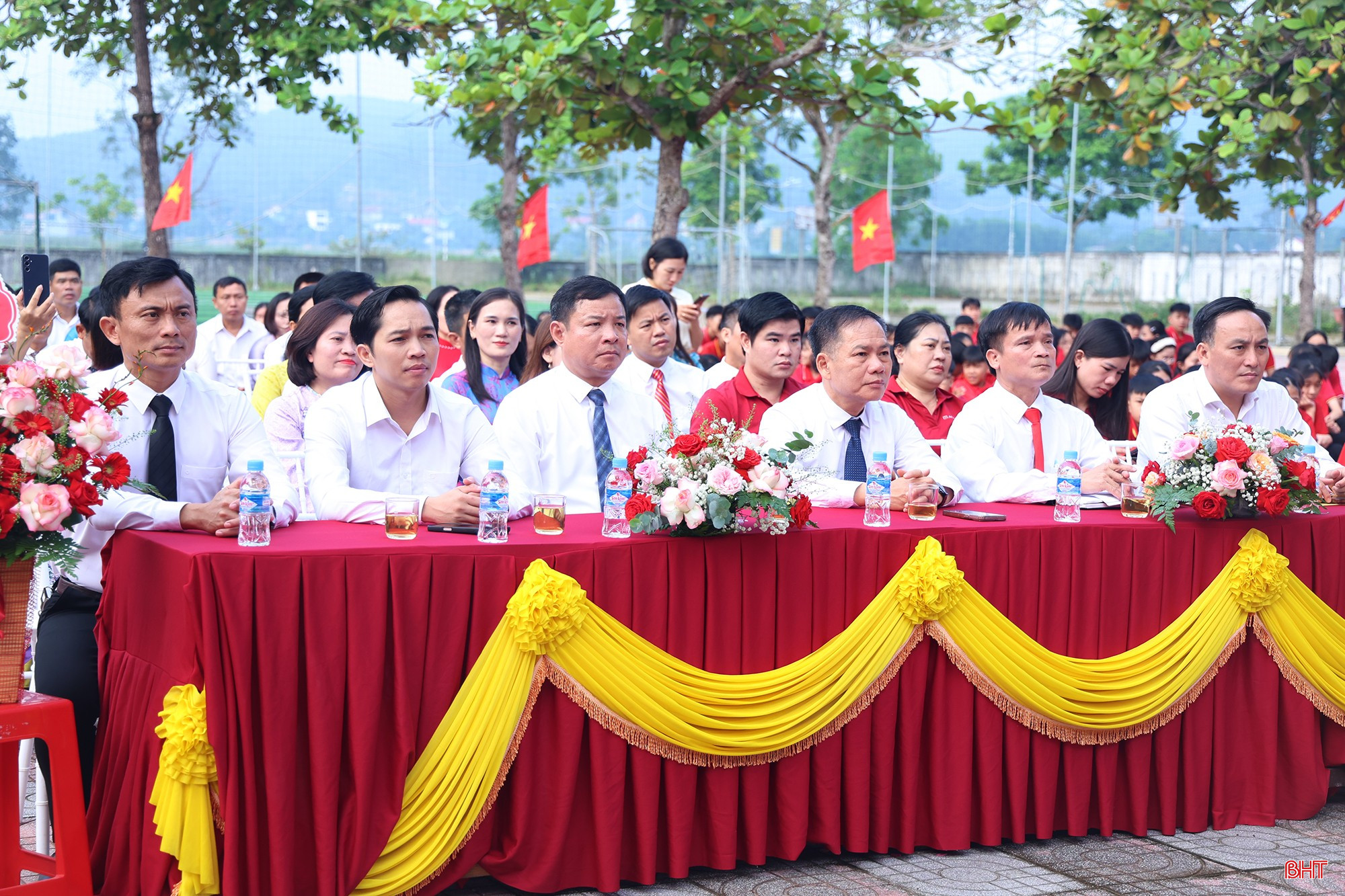 Đại biểu dự lễ khai giảng tại Trường THCS Lê Bình.