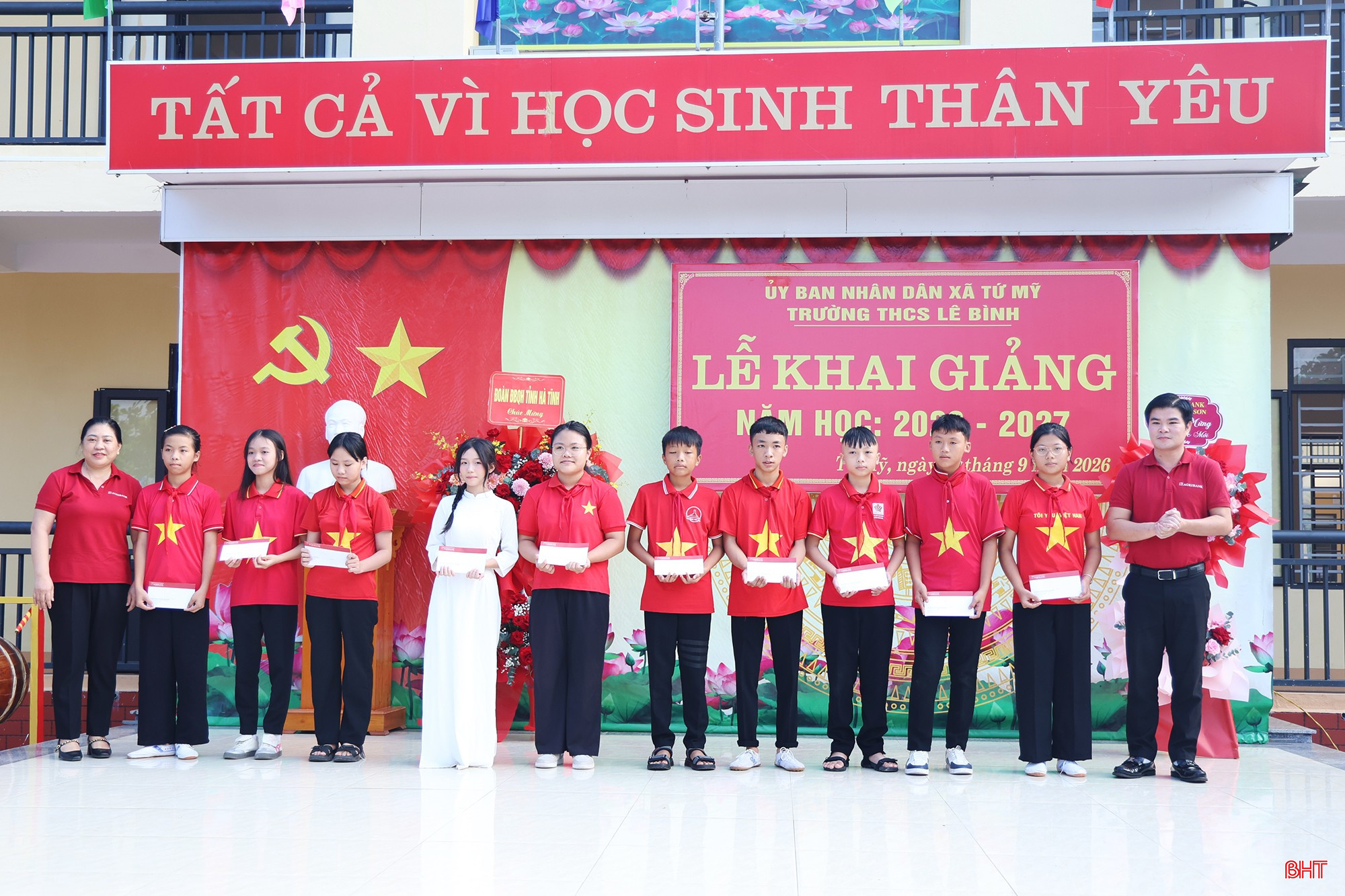 Ngân hàng Agribank chi nhánh Đức Thọ tặng quà cho các em học sinh vượt khó của Trường THCS Lê Bình.