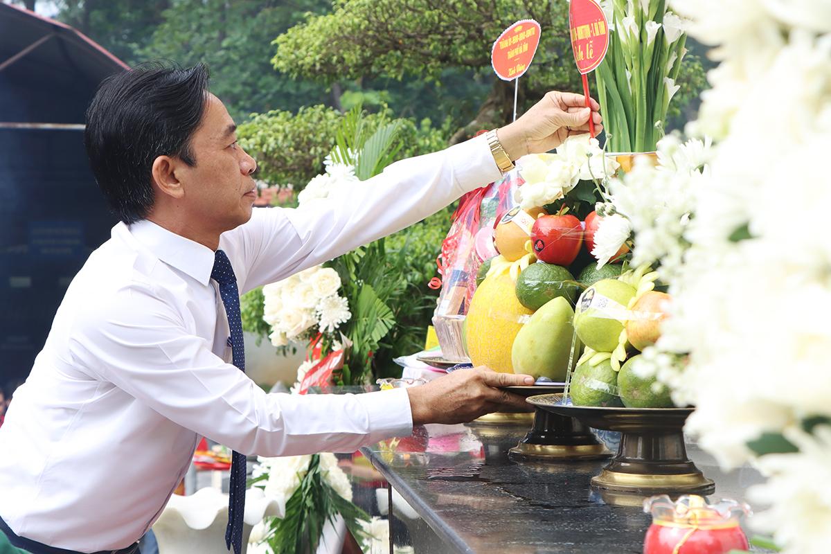 Phó Bí thư Thường trực Tỉnh ủy thành kính dâng lễ trước phần mộ của 10 nữ liệt sĩ TNXP hy sinh tại chiến trường Đồng Lộc...