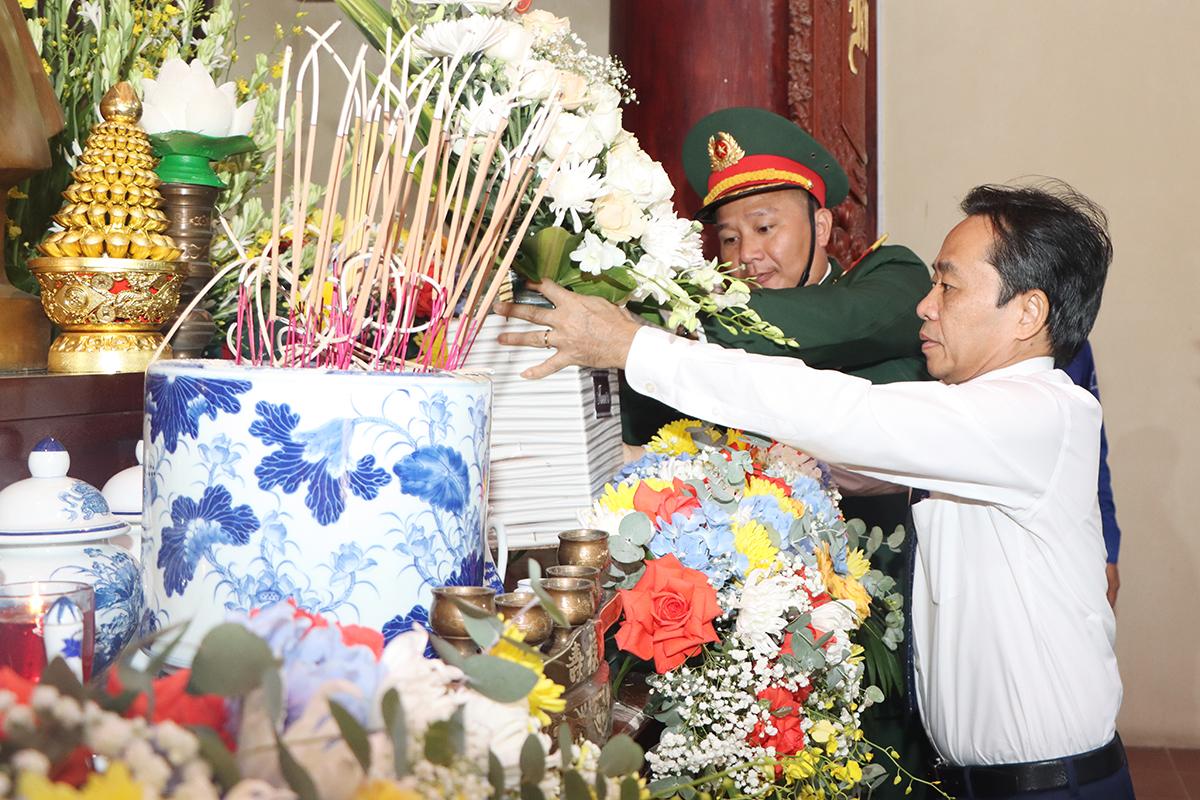 ... và dâng hương tưởng niệm người chiến sĩ cộng sản trẻ tuổi đã anh dũng hy sinh cho sự nghiệp cách mạng của đất nước, quê hương.