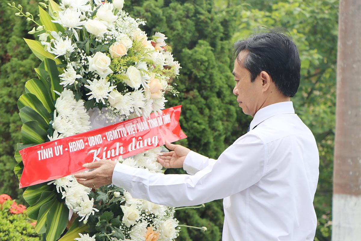 Phó Bí thư Thường trực Tỉnh ủy Trần Thế Dũng dâng vòng hoa...