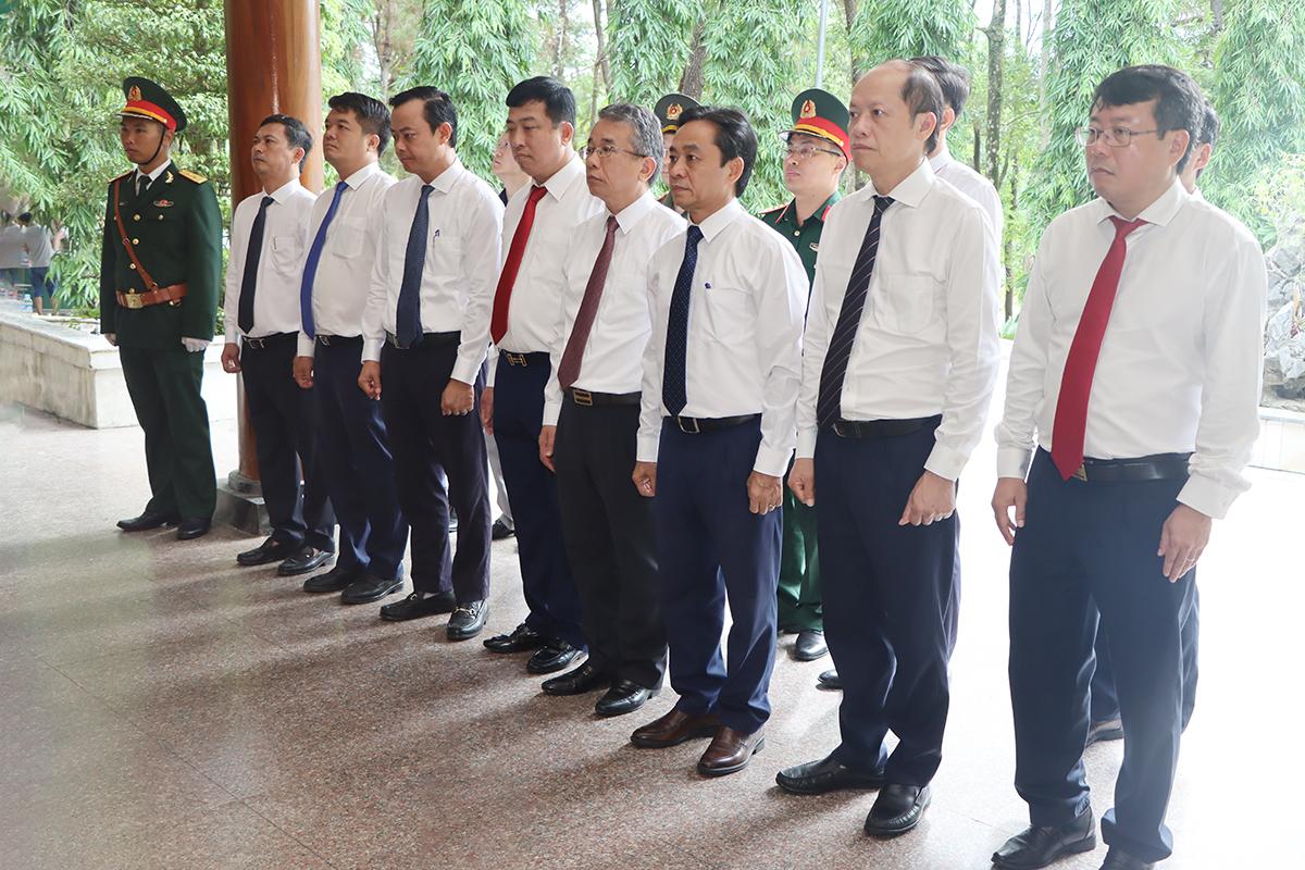 Các thành viên trong đoàn bày tỏ lòng thành kính và biết ơn sâu sắc đối với các liệt sĩ TNXP.