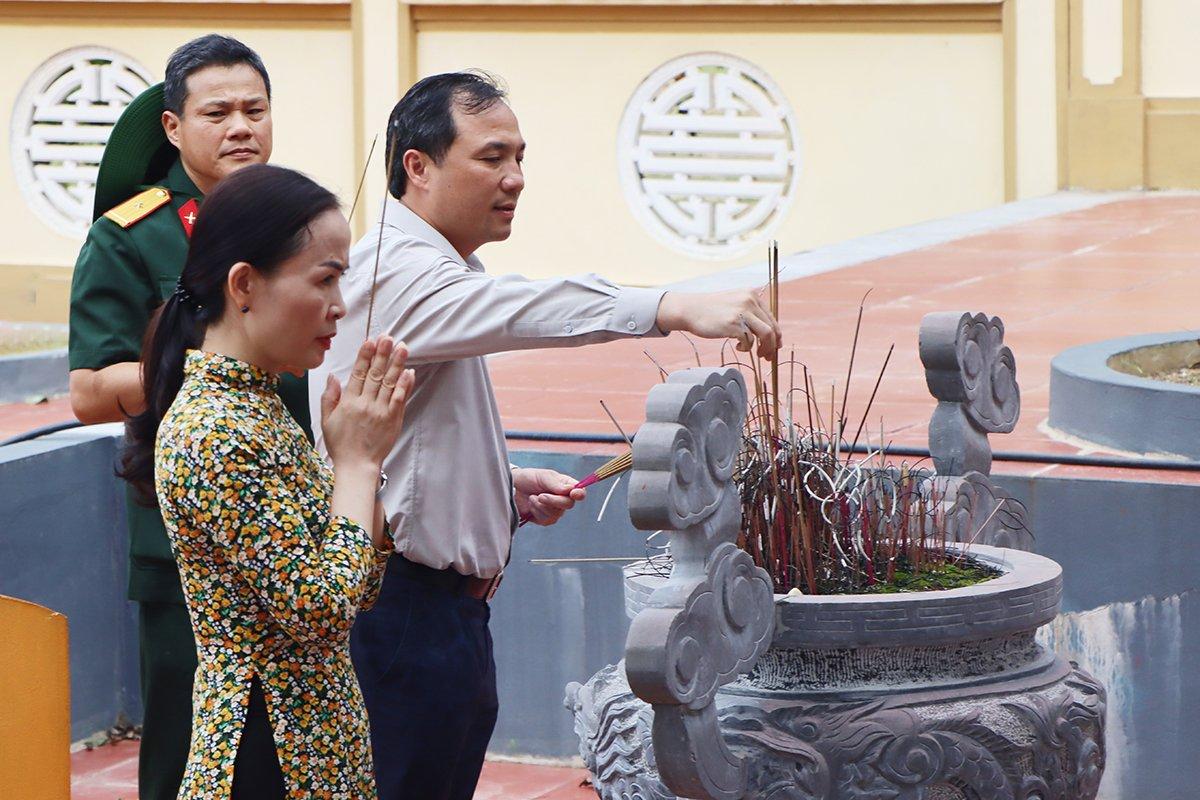 Thành kính dâng hương đền thờ anh hùng liệt sĩ tại hồ Kẻ Gỗ, Bí thư Tỉnh ủy Hoàng Trung Dũng và các thành viên trong đoàn bày tỏ lòng biết ơn sâu sắc trước công lao to lớn của các anh hùng liệt sĩ đã hi sinh tại mặt trận sân bay Libi năm xưa. Đoàn nguyện không ngừng nỗ lực, phát huy truyền thống cách mạng để xây dựng quê hương, đất nước ngày càng giàu mạnh, ấm no, hạnh phúc.