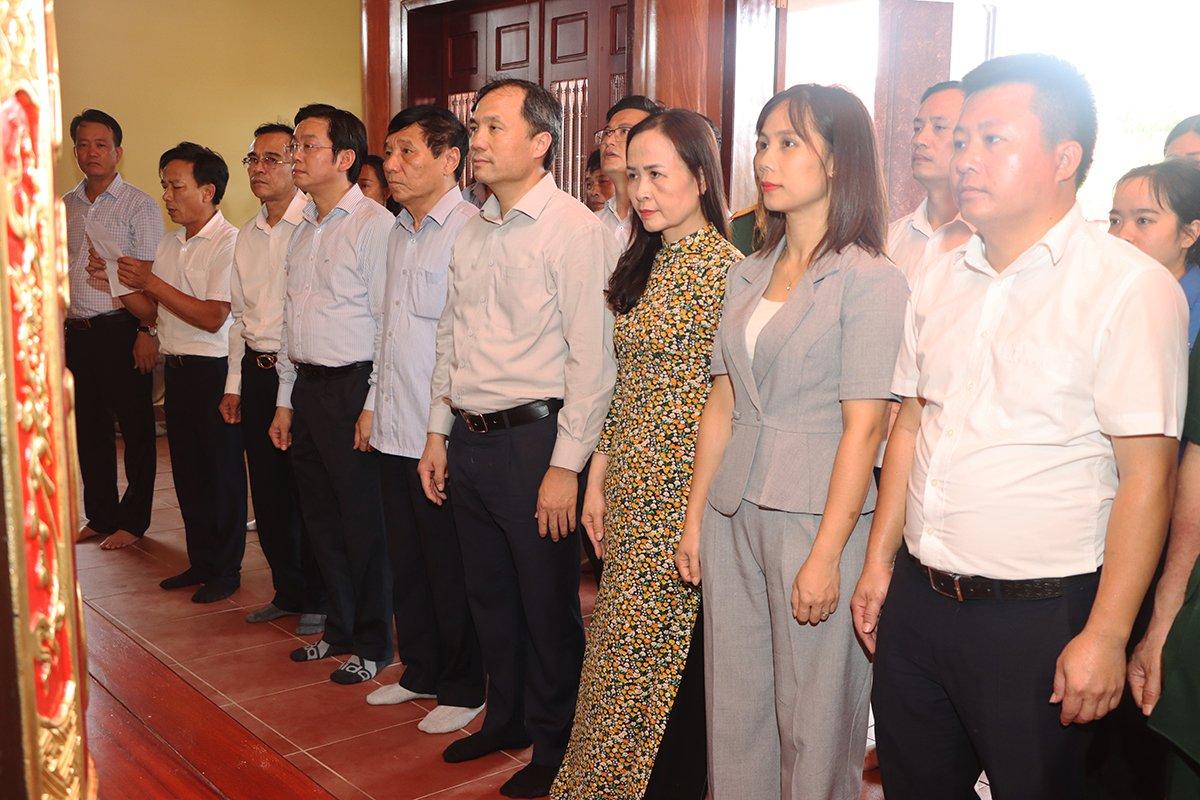 Tiếp đó, đoàn đến dâng hương tại Đền thờ anh hùng liệt sĩ ở hồ Kẻ Gỗ. Khu vực lòng hồ Kẻ Gỗ từng là chiến trường ác liệt trong thời kỳ kháng chiến chống Mỹ. Tại đây, quân đội đã xây dựng sân bay dã chiến Libi và các tuyến đường 21, 22 trong kế hoạch bí mật nhằm tạo huyết mạch giao thông mới chi viện cho chiến trường miền Nam. Tại sân bay Libi đã diễn ra các trận tập kích ác liệt của không quân Mỹ vào sáng 2/9/1968 và đêm 7/1/1973, gây nhiều thương vong cho quân dân miền Bắc. Nhiều chiến sĩ đã nằm lại trong lòng hồ Kẻ Gỗ.