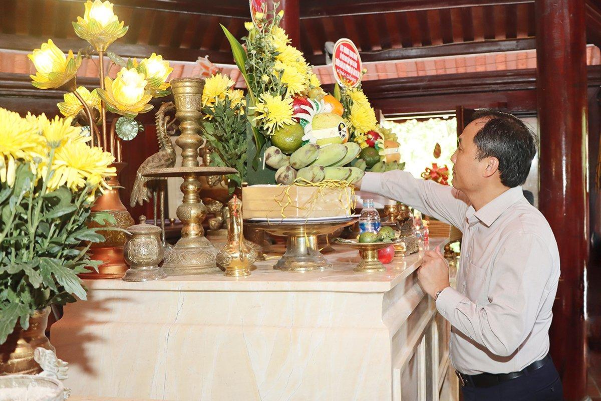 Trước anh linh cố Tổng Bí thư Lê Duẩn, đoàn bày tỏ lòng tri ân sâu sắc về những công lao to lớn của đồng chí đối với sự nghiệp cách mạng của Đảng, của dân tộc; đồng thời nguyện hứa tiếp tục phát huy truyền thống cách mạng, đoàn kết, sáng tạo, quyết tâm thực hiện thắng lợi các nhiệm vụ mà Đảng, Nhà nước và Nhân dân giao phó nhằm xây dựng quê hương Hà Tĩnh ngày càng giàu đẹp, văn minh.