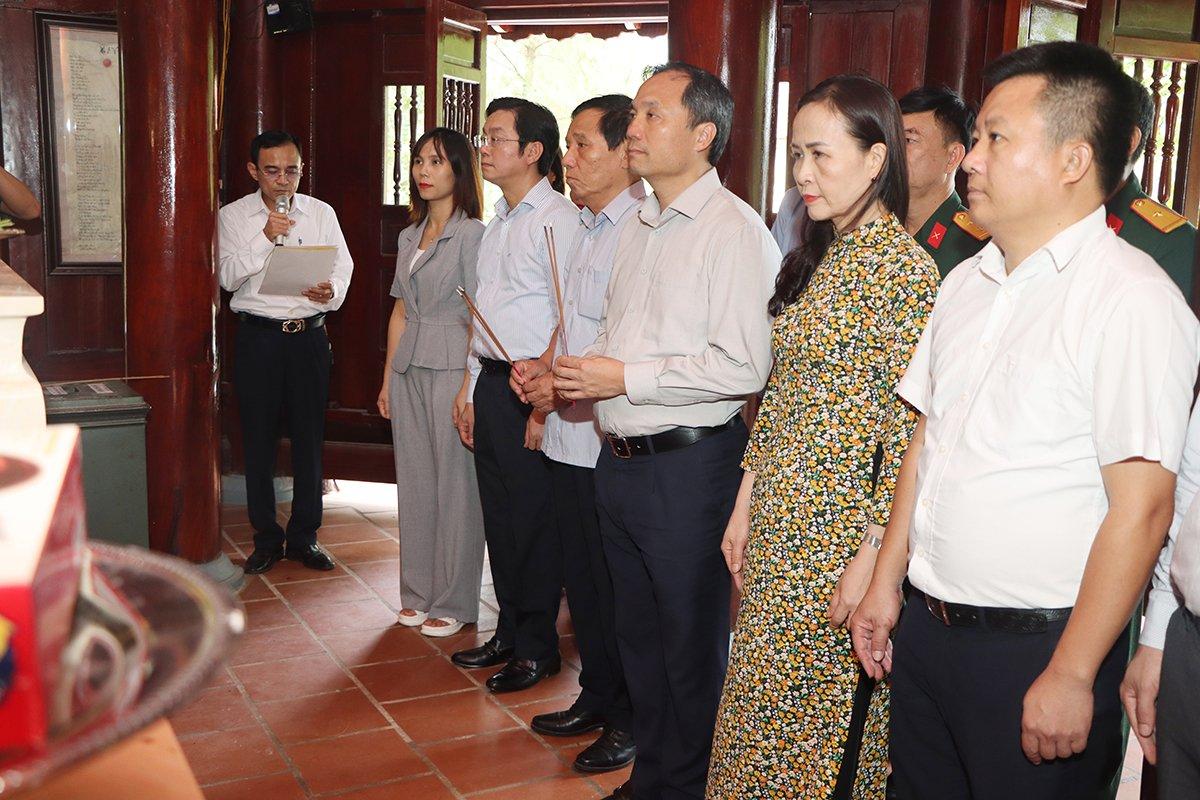 Bí thư Tỉnh ủy Hoàng Trung Dũng cùng đoàn đã đến dâng hoa, dâng hương tại Đền thờ cố Tổng Bí thư Lê Duẩn ở lòng hồ Kẻ Gỗ, thuộc xã Cẩm Mỹ (Cẩm Xuyên). Đồng chí Lê Duẩn là Tổng Bí thư Ban Chấp hành Trung ương Đảng giai đoạn 1976 – 1986. Trên cương vị Tổng Bí thư, đồng chí đã có nhiều quyết sách giúp công trình đại thủy nông Kẻ Gỗ hoàn thành xây dựng chỉ trong thời gian ngắn (1976-1980), vượt sớm so với kế hoạch 10 năm. Nguồn nước từ hồ Kẻ Gỗ đã góp phần quan trọng phát triển KT-XH, nâng cao đời sống của người dân, thay đổi diện mạo quê hương Hà Tĩnh.