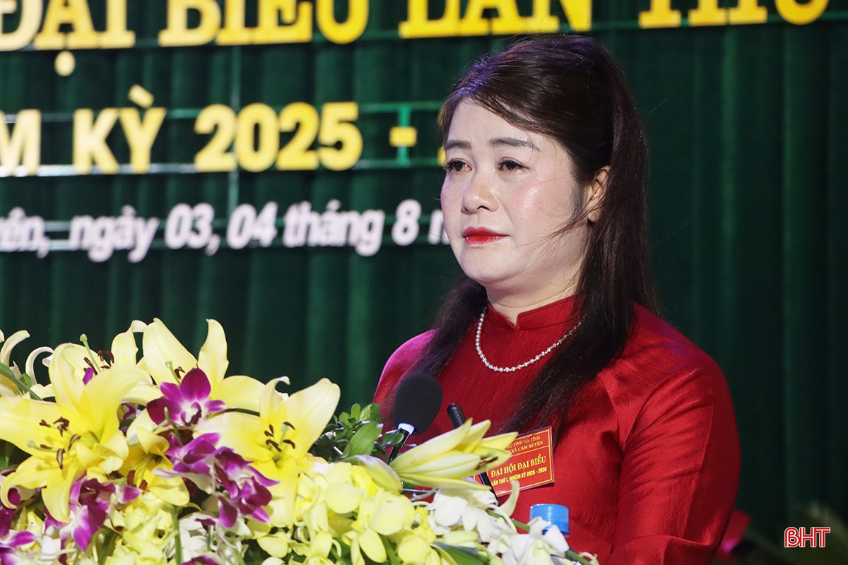 Chủ tịch Ủy ban MTTQ xã Cẩm Xuyên Nguyễn Thị Mai tham luận: "Đổi mới nội dung, phương thức, nâng cao chất lượng hoạt động của MTTQ và các tổ chức chính trị - xã hội trong giai đoạn mới".