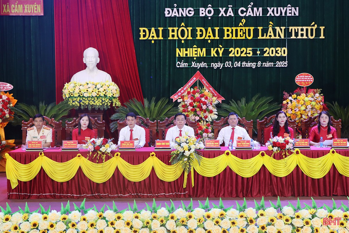 Đoàn chủ tịch điều hành đại hội.