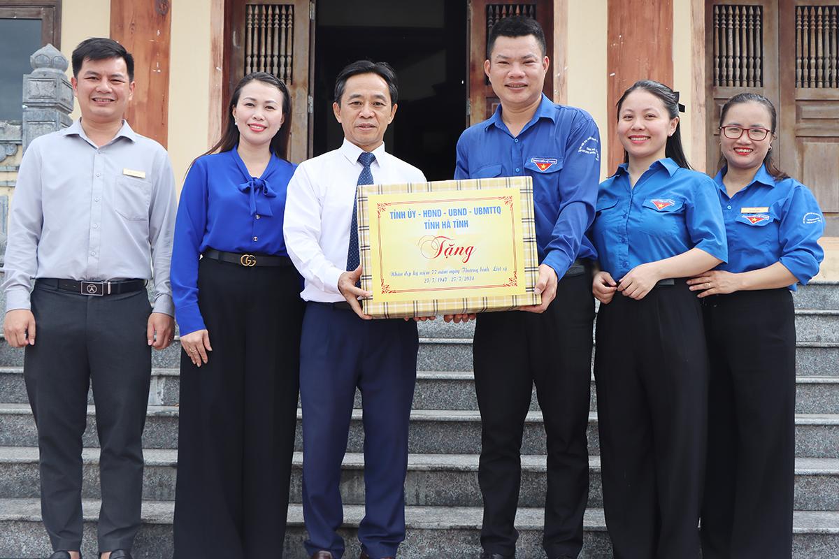 Phó Bí thư Thường trực Tỉnh ủy Trần Thế Dũng tặng quà cho Ban Quản lý Khu tưởng niệm anh hùng liệt sĩ Lý Tự Trọng.