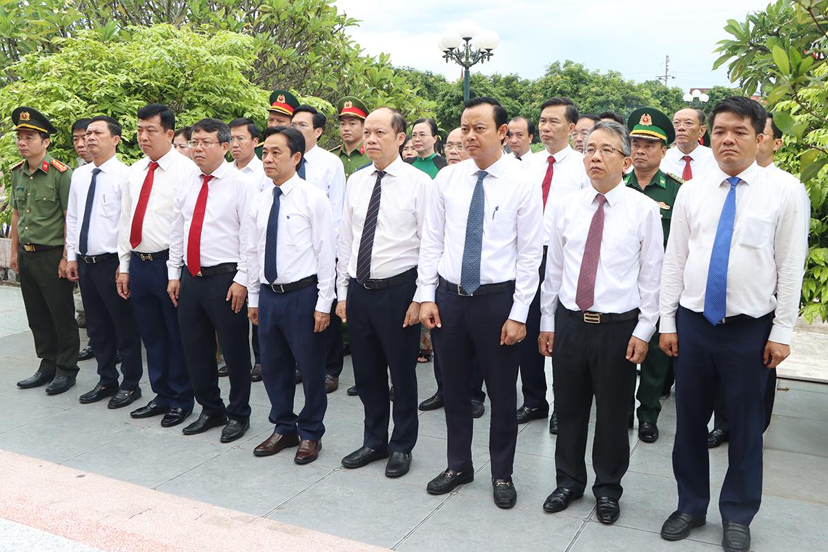 Các đồng chí lãnh đạo tỉnh dâng hoa, dâng hương tại Nghĩa trang liệt sĩ Núi Nài (TP Hà Tĩnh).