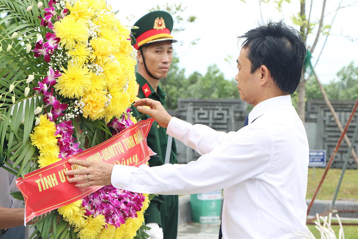 Phó Bí thư Thường trực Tỉnh ủy Trần Thế Dũng dâng hoa lên phần mộ cố Tổng Bí thư Hà Huy Tập.