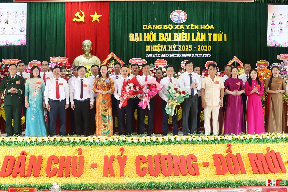 Lãnh đạo tỉnh tặng hoa chúc mừng BCH Đảng bộ xã Yên Hòa nhiệm kỳ mới.