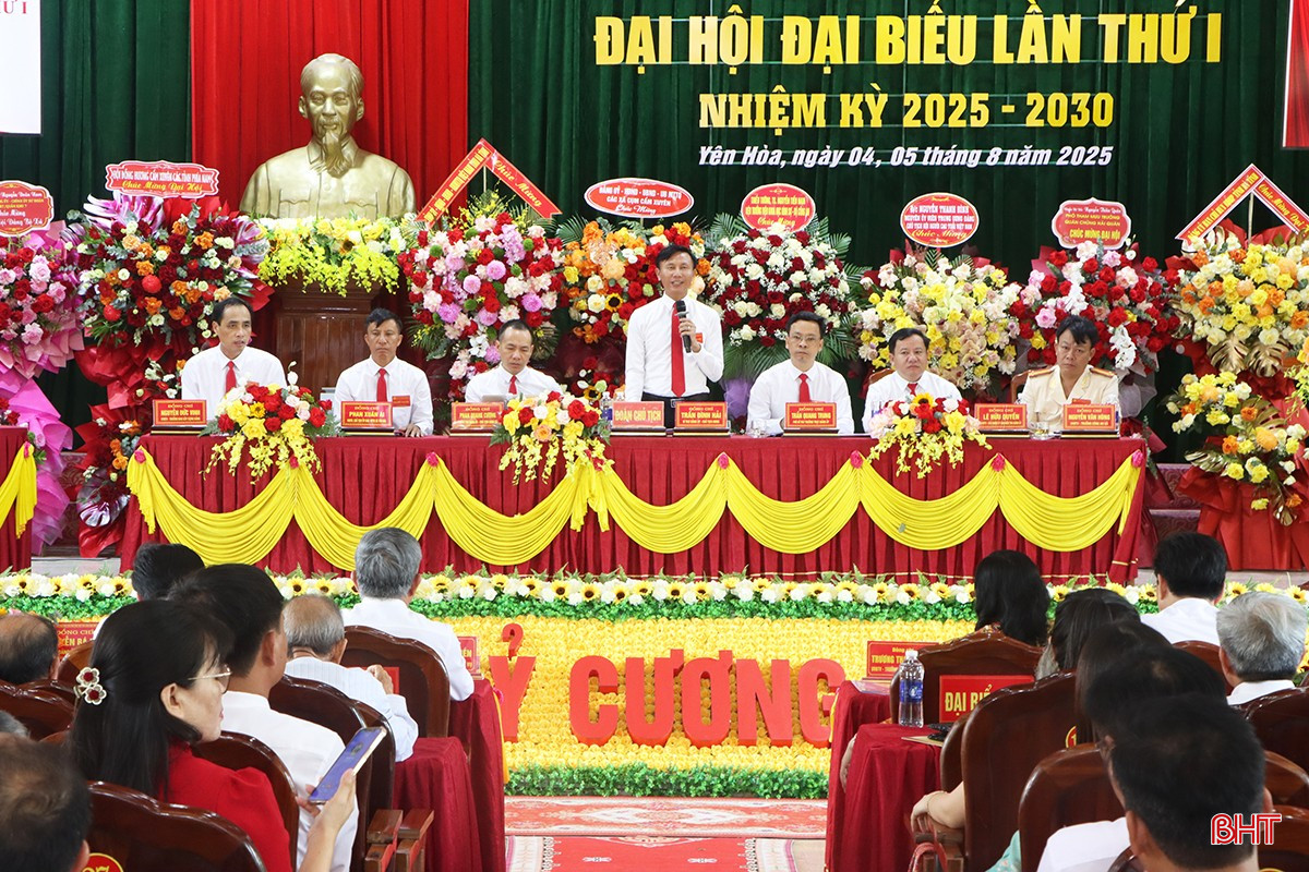 Đoàn chủ tịch điều hành đại hội.