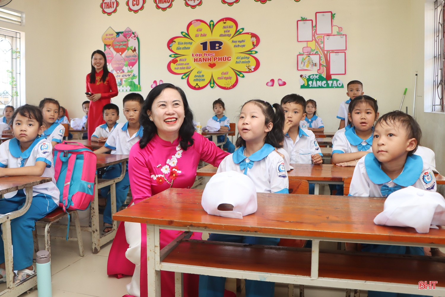 Trưởng ban Tổ chức Tỉnh ủy Trương Thanh Huyền động viên các em học sinh mới vào lớp 1.